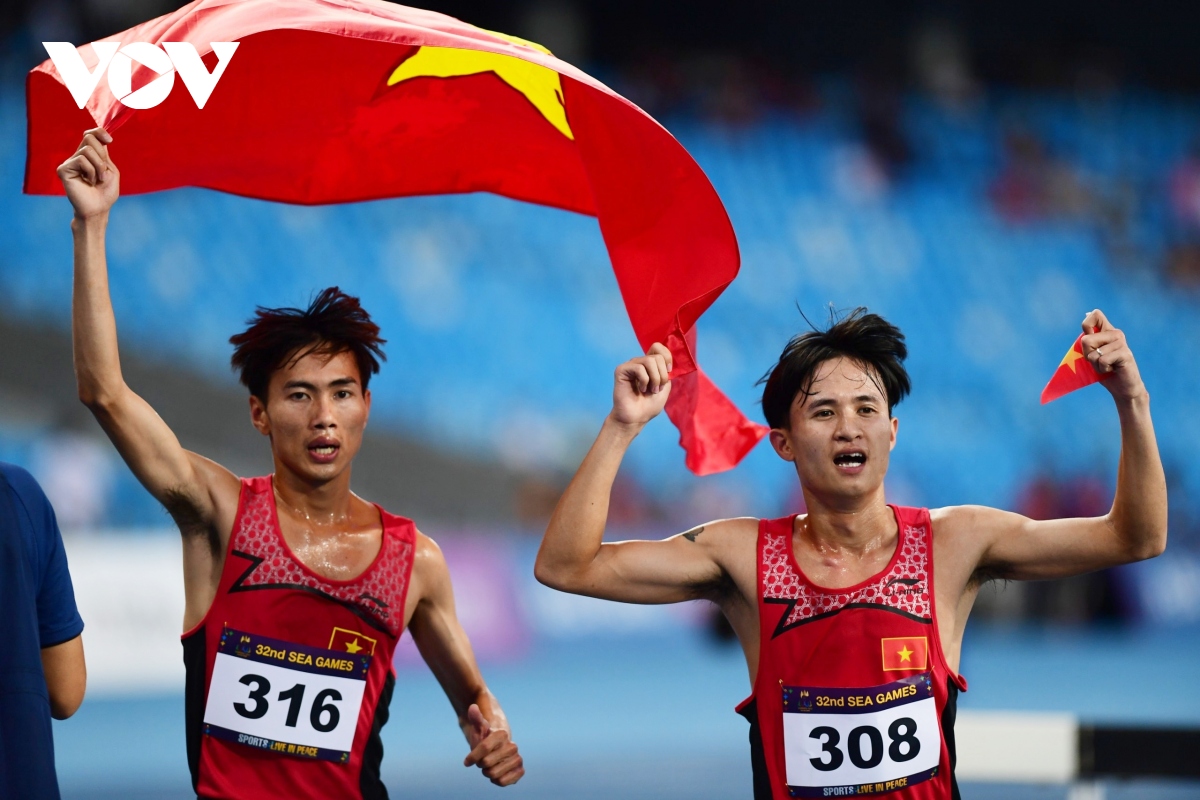 Bộ đôi Việt Nam thống trị đường chạy 3000m vượt chướng ngại vật SEA Games 32
